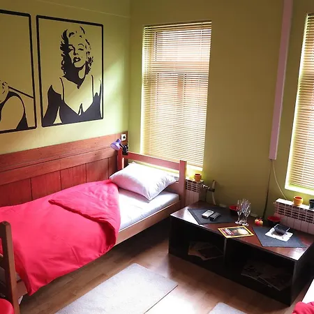 Traveler's & Hostel *